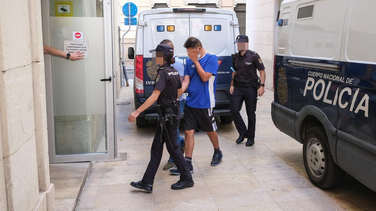 El acusado a su llegada a la Audiencia de Alicante el día que comenzó el juicio.