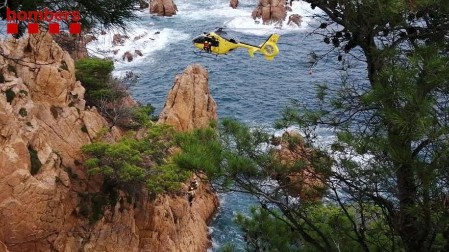 Moment del rescat a la Via Ferrata de Sant Feliu de Guíxols. | BOMBERS