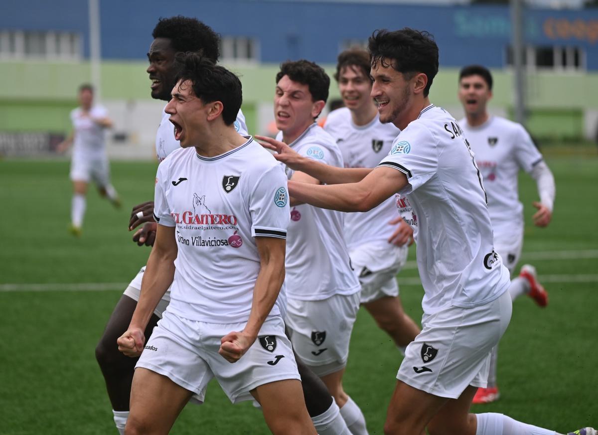 Gavadián celebra con sus compañeros el primer gol del partido.