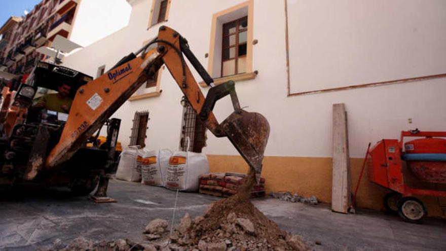 Una excavadora empezó ayer a abrir agujeros en el suelo colindante al Ayuntamiento viejo, dentro de los trabajos previos a la demolición.