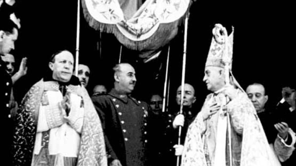 Francisco Franco, bajo palio durante la visita a una catedral.