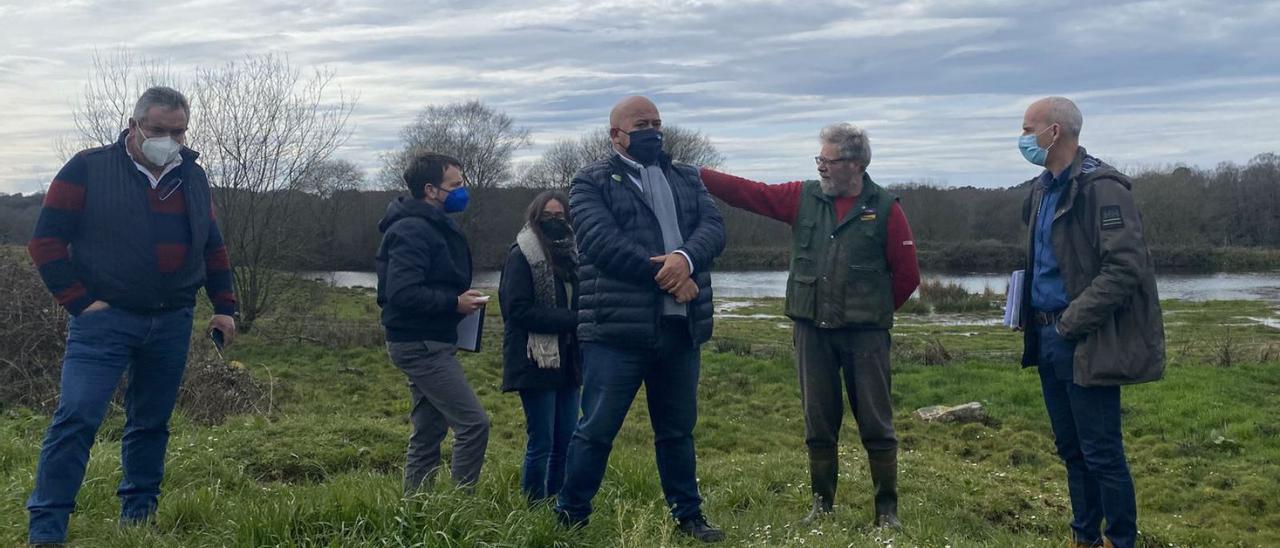 El alcalde, en una visita como presidente de la Reserva a explotaciones afectadas por el parque. |   // L. O.