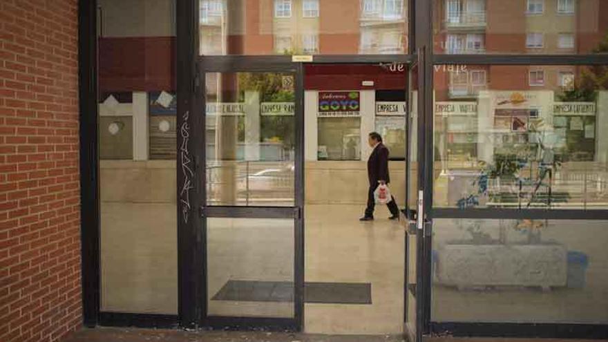 Restos de deposiciones de palomas a la entrada de la Estación de Autobuses de Benavente.