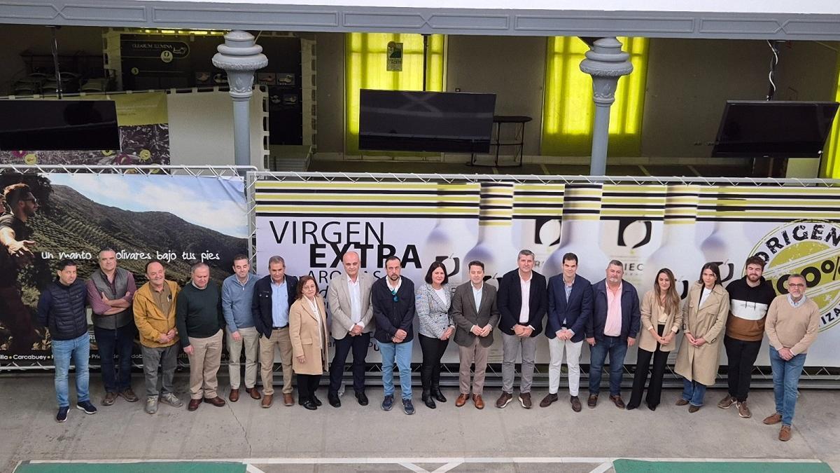 Miembros del consejo regulador de la DO Priego de Córdoba, con el delegado de Agricultura.