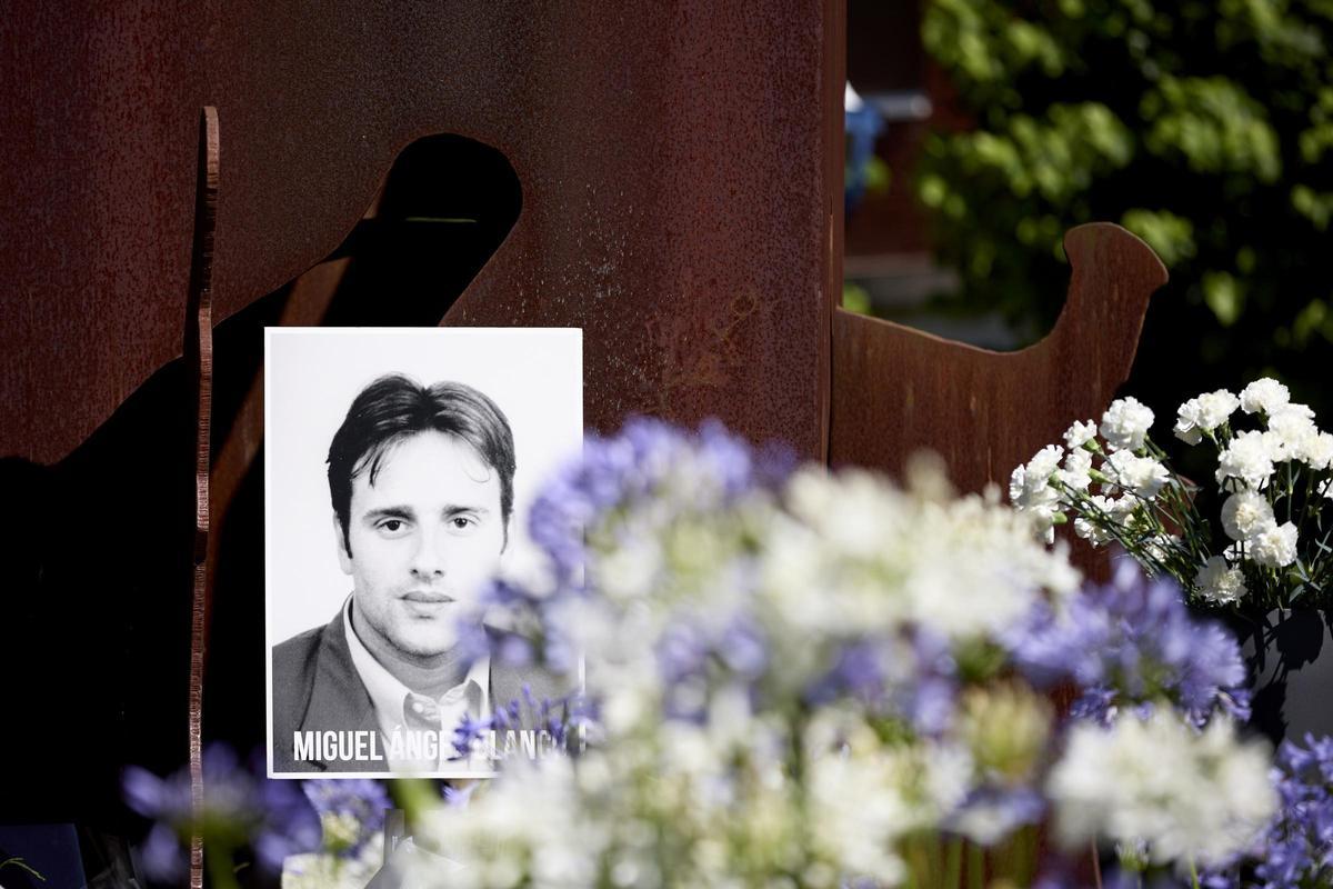 Una fotografía de Miguel Ángel Blanco, durante un homenaje en Ermua.