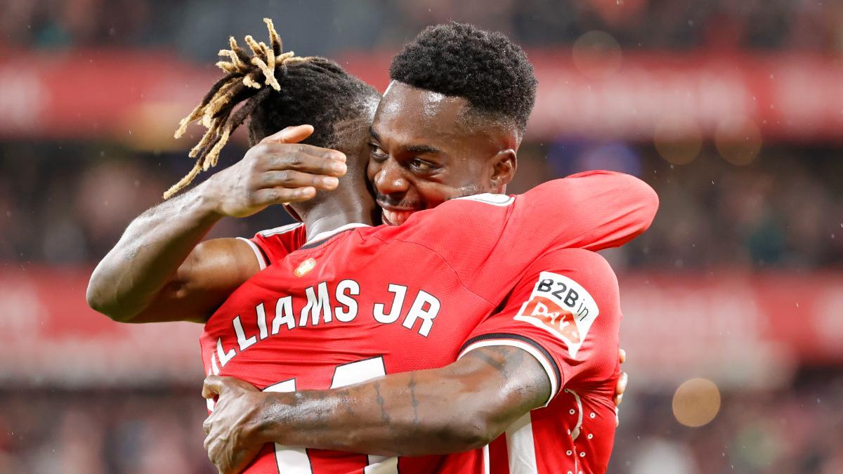 Iñaki Williams y Nico Williams, durante un bonito abrazo