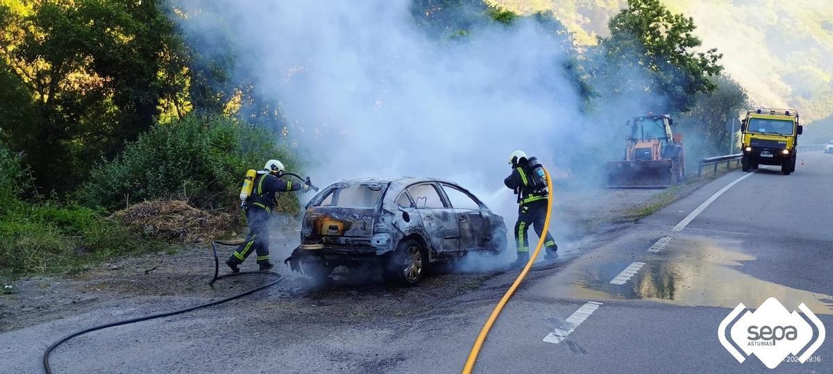 Los bomberos extinguen el fuego.