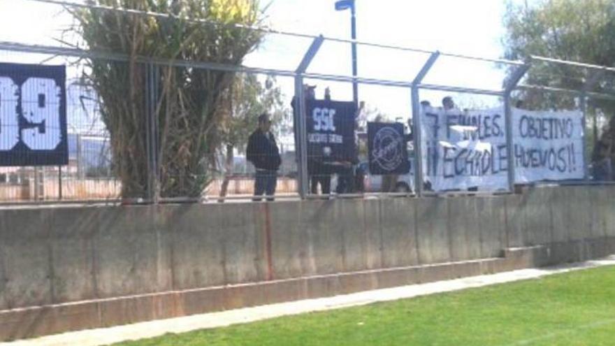 Los Supporters animan al equipo