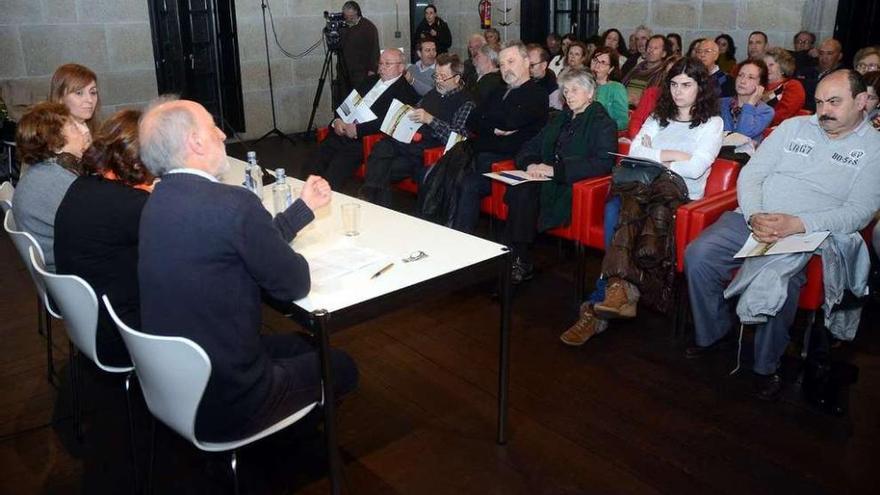 Participantes en la inauguración, ayer, de las jornadas &quot;Represalidadas e resistentes&quot;. // Rafa Vázquez