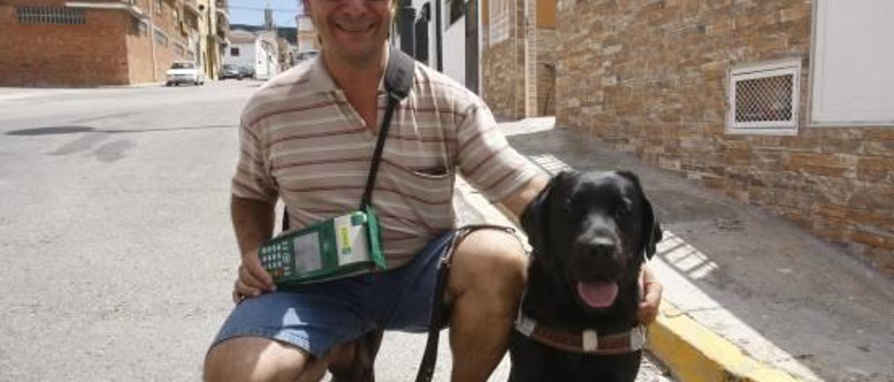 Domingo Bonet, ayer en Enguera acompañado de su perra-guía, «Shelvy».