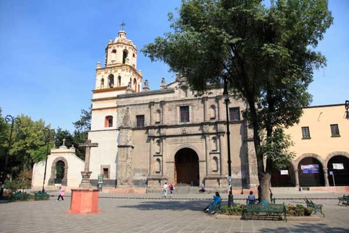 Iglesia de San Juan Bautista en la Plaza Hidalgo en el barrio de Coyoacan.