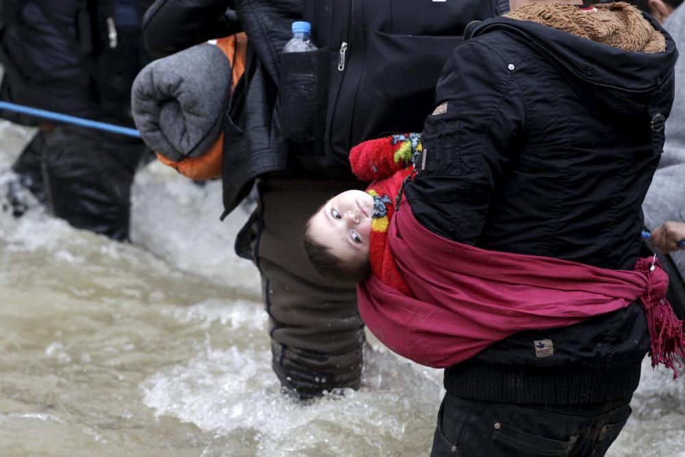 Miles de refugiados cruzan un río para acceder a Macedonia