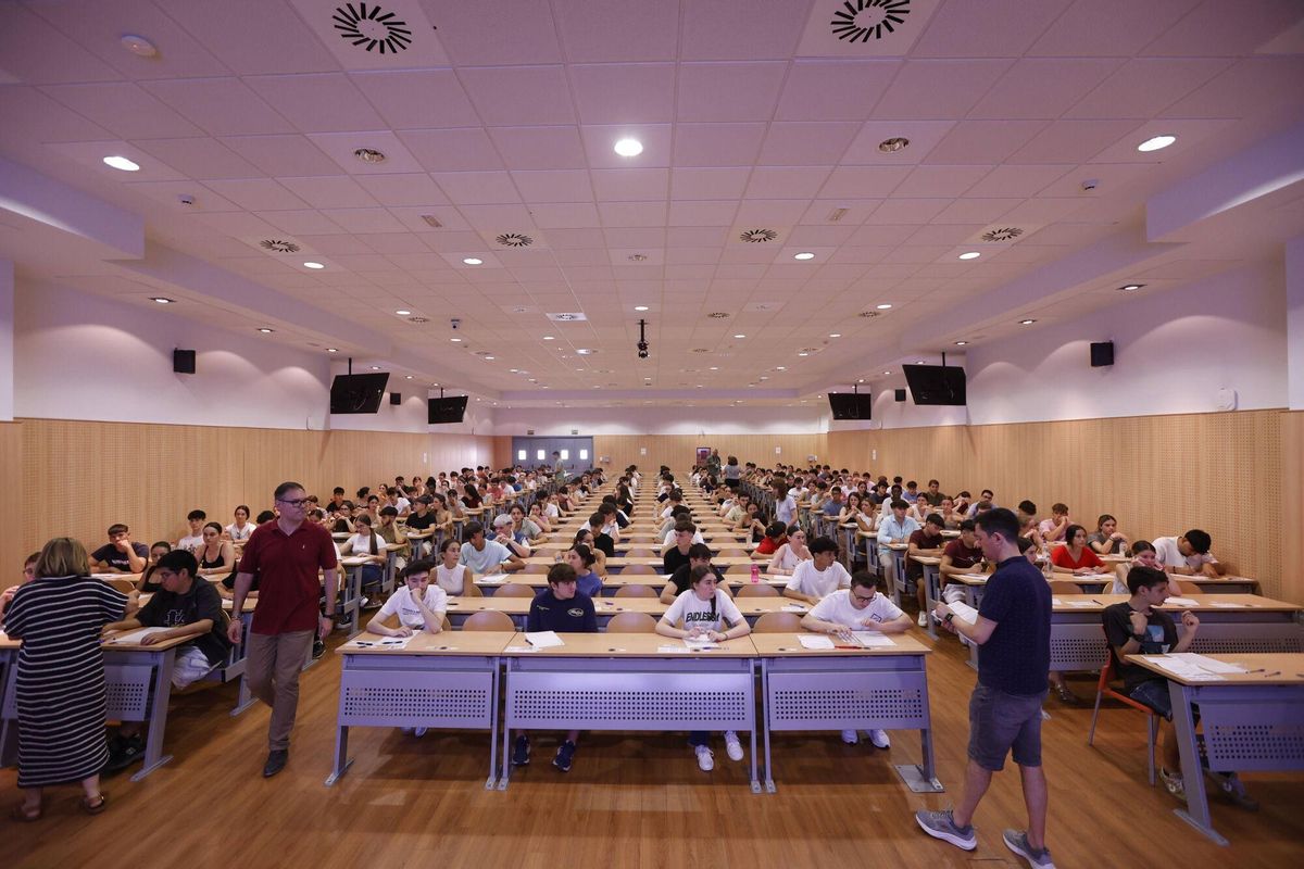 Pruebas de Evaluación de Bachillerato para el Acceso a la Universidad en la Facultad de Medicina y Enfermería (Edificio Sur) Alumnos exámenes