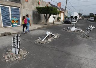 Calaveras gigantes emergen de las calles en México para celebrar el Día de Muertos