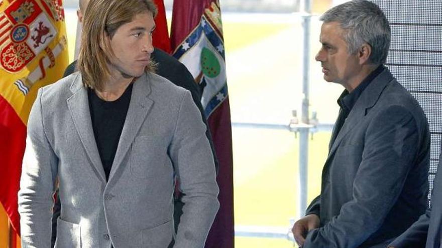 Sergio Ramos y Mourinho, ayer, en la presentación del Real Madrid Resort Island en el Bernabeu.