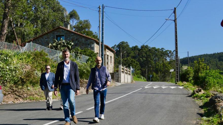 La carretera que une Guillán y Bamio luce asfaltado y badenes para frenar la velocidad