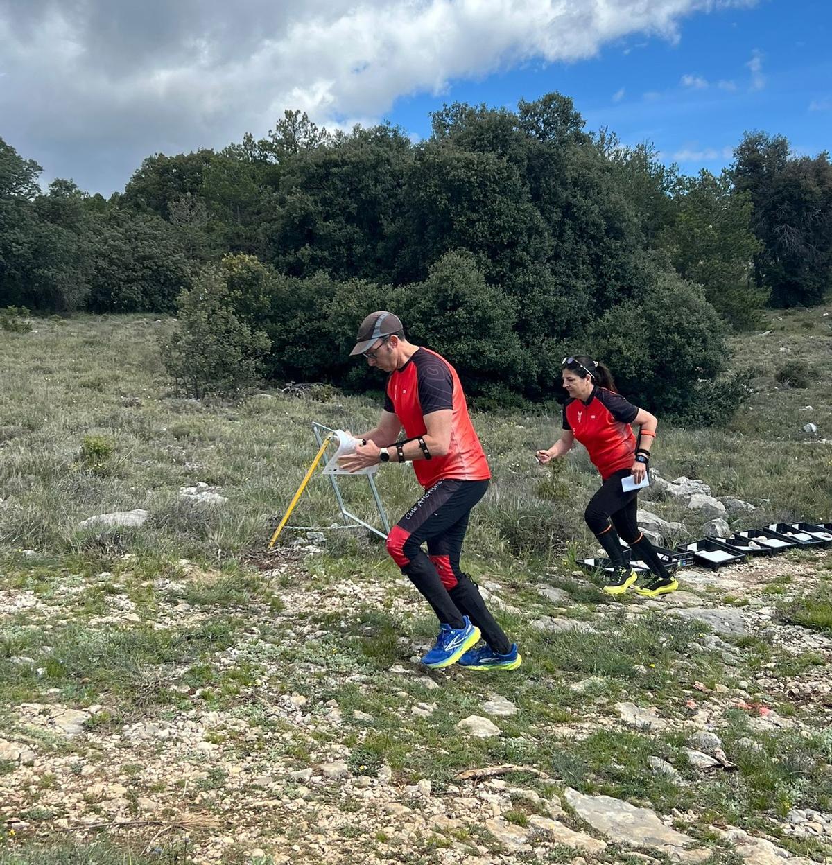 Dos deportistas del CAX Orientació durante una de las pruebas en Vilafranca.