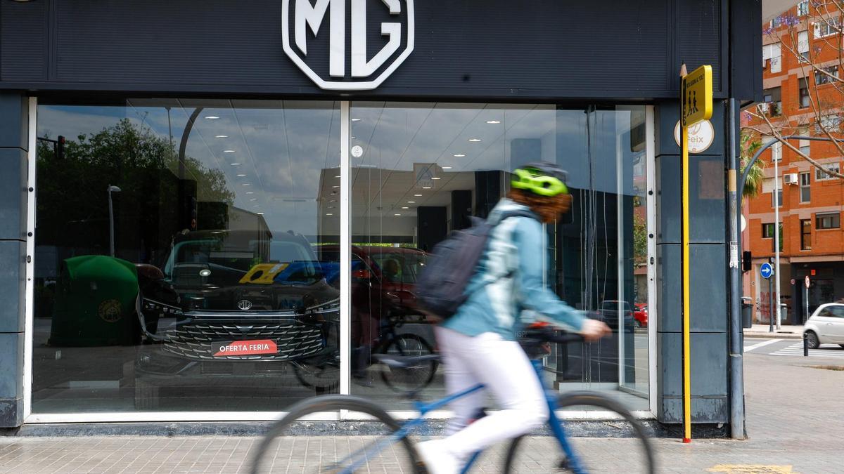 Un concesionario nuevo de MG en València, este viernes.