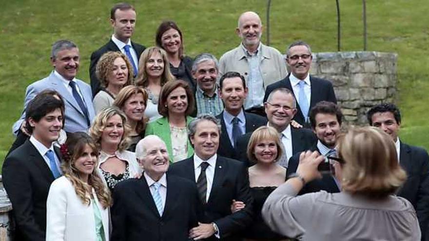 La familia Heredia, instantes antes de la ceremonia del Rotary Club de Gijón. A la derecha, asistentes en un momento de la celebración.