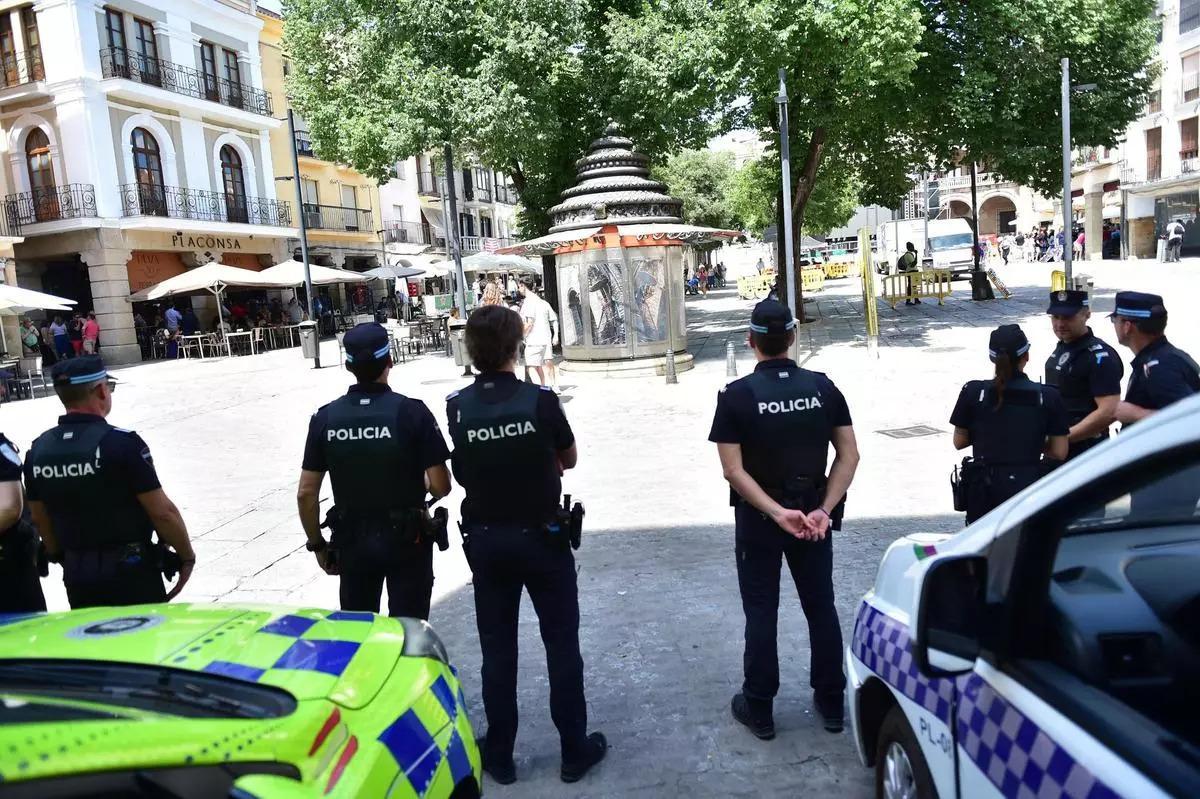 Agentes de la Policía Local, durante la feria de Plasencia del año pasado.