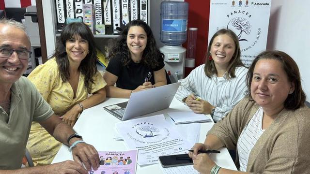 El alcalde y las ediles Patricia Diego y Bibiana Peixoto, con profesionales del programa Panacea. |
