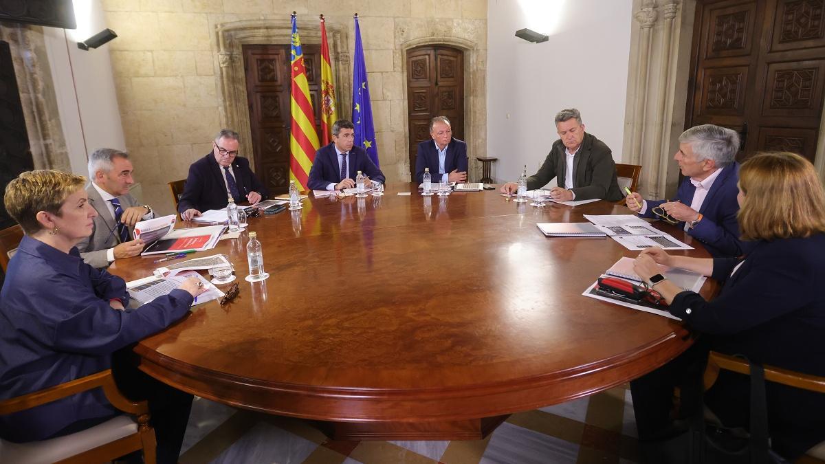 Salvador Navarro, en el centro, junto a Mazón y otros 4 consellers