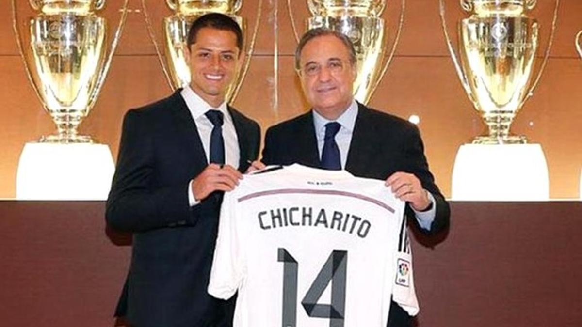 Florentino posa con el Chicharito, su último fichaje