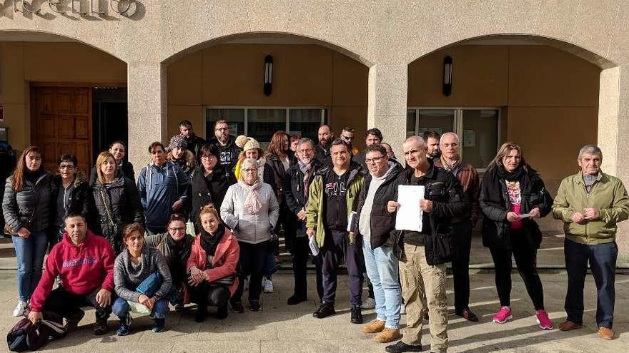 Protesta de los trabajadores de la piscina de Arteixo, ayer, ante el Concello.