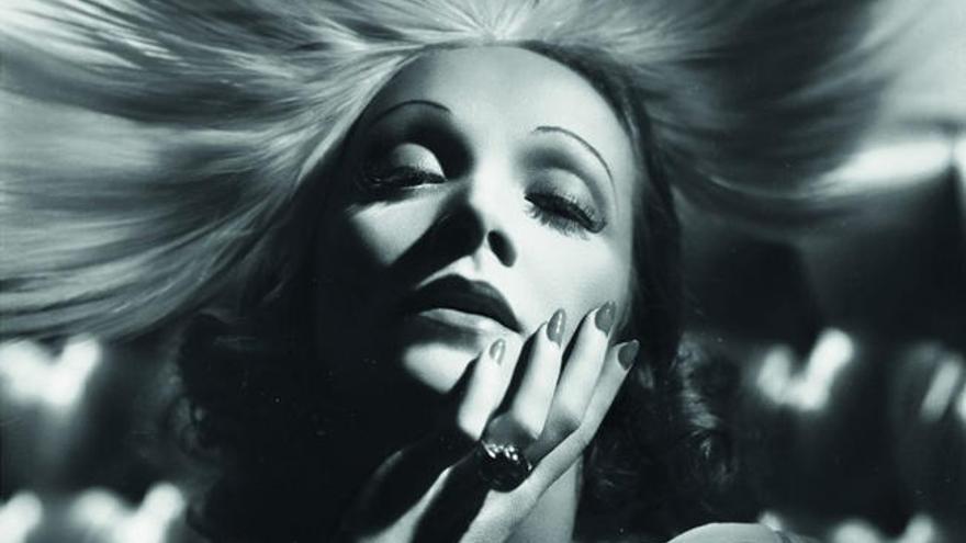 Marlene Dietrich en ´Ángel´ con un tocado de Travis Banton.