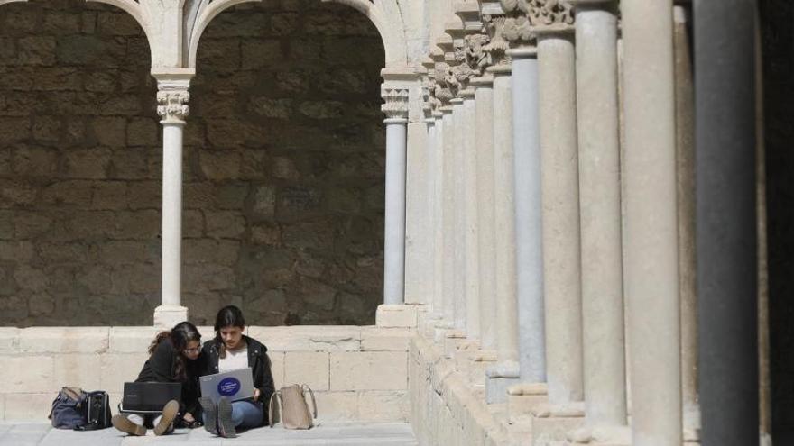 Dues estudiants al claustre de la Facultat de Lletres.