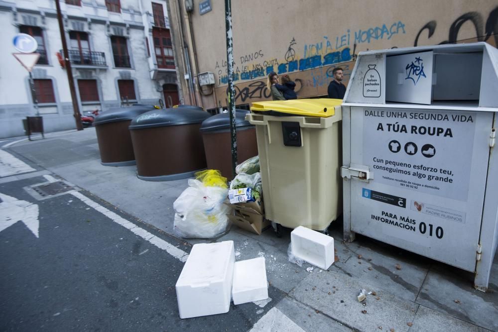 Basura sin recoger en contenedores de A Coruña