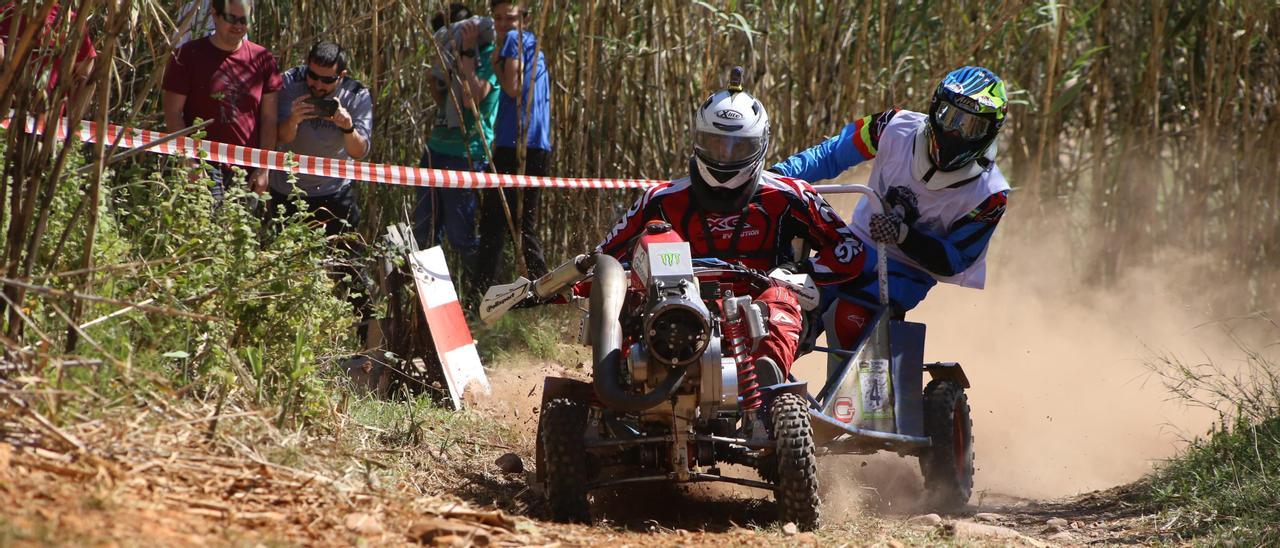 En la Transbetxí participan piloto y copiloto en un motocultor.