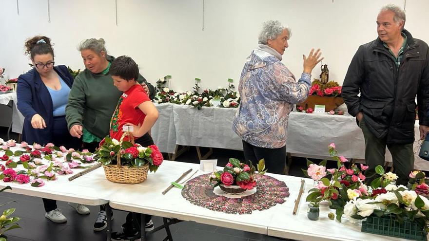 Ambiente en la exposición de camelias de ayer, en La Arena. | N. M.