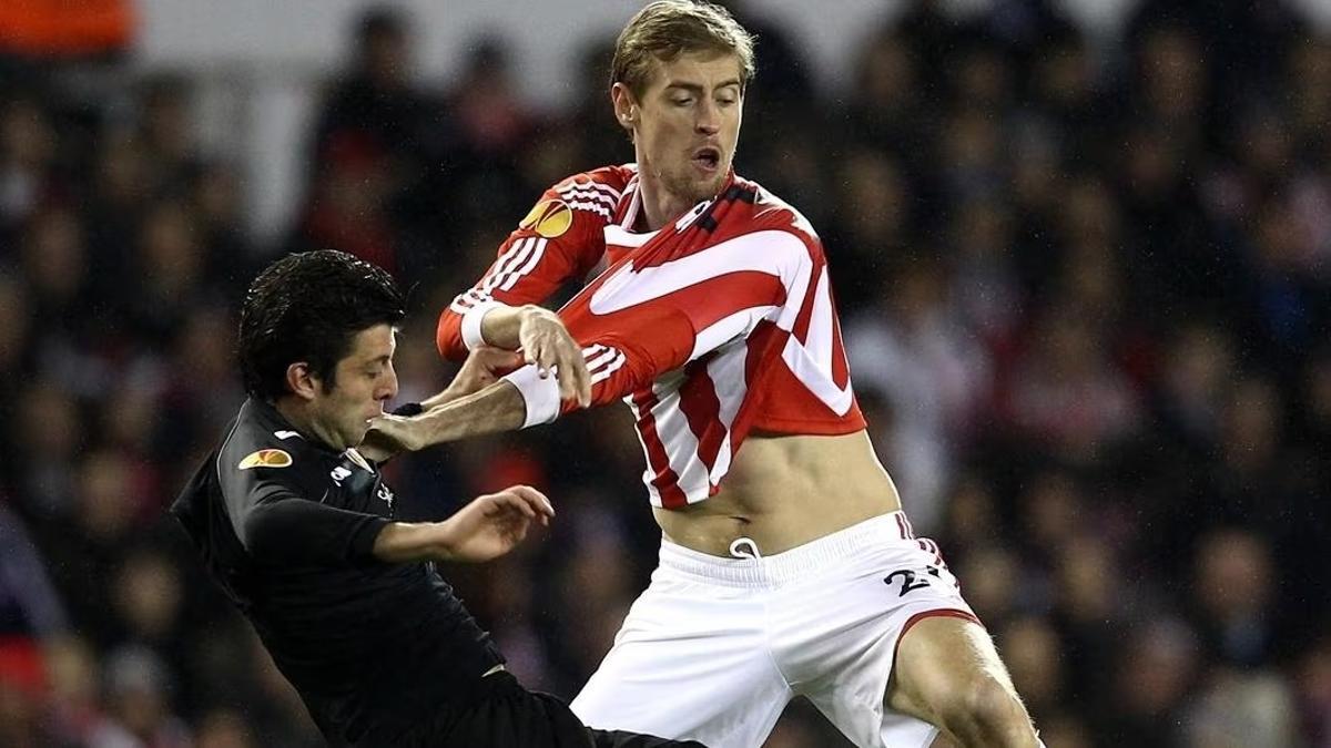 Dealbert pugna con Peter Crouch