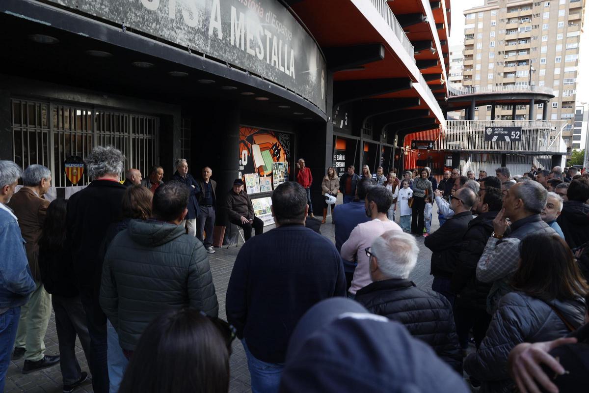 Todos los congregados durante la traca de Forment en Mestalla