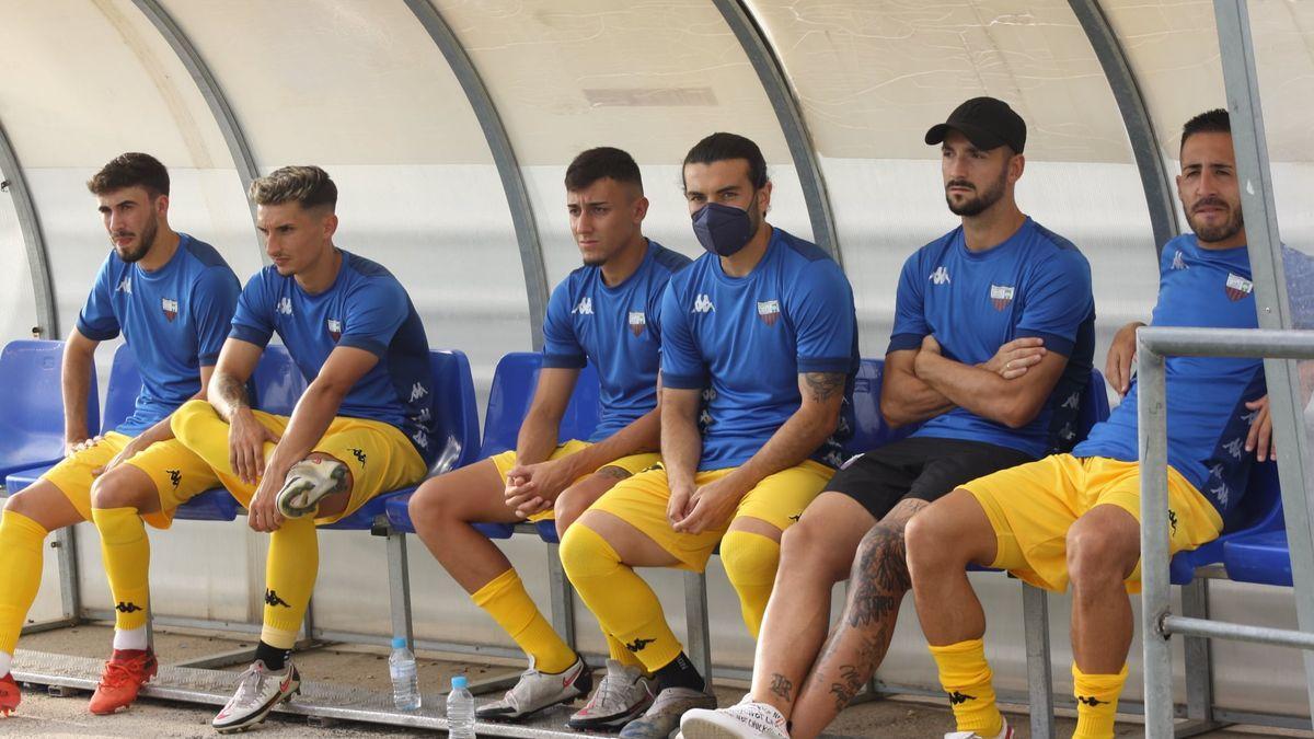 Jugadores del Extremadura, en el banquillo durante un partido de esta temporada.