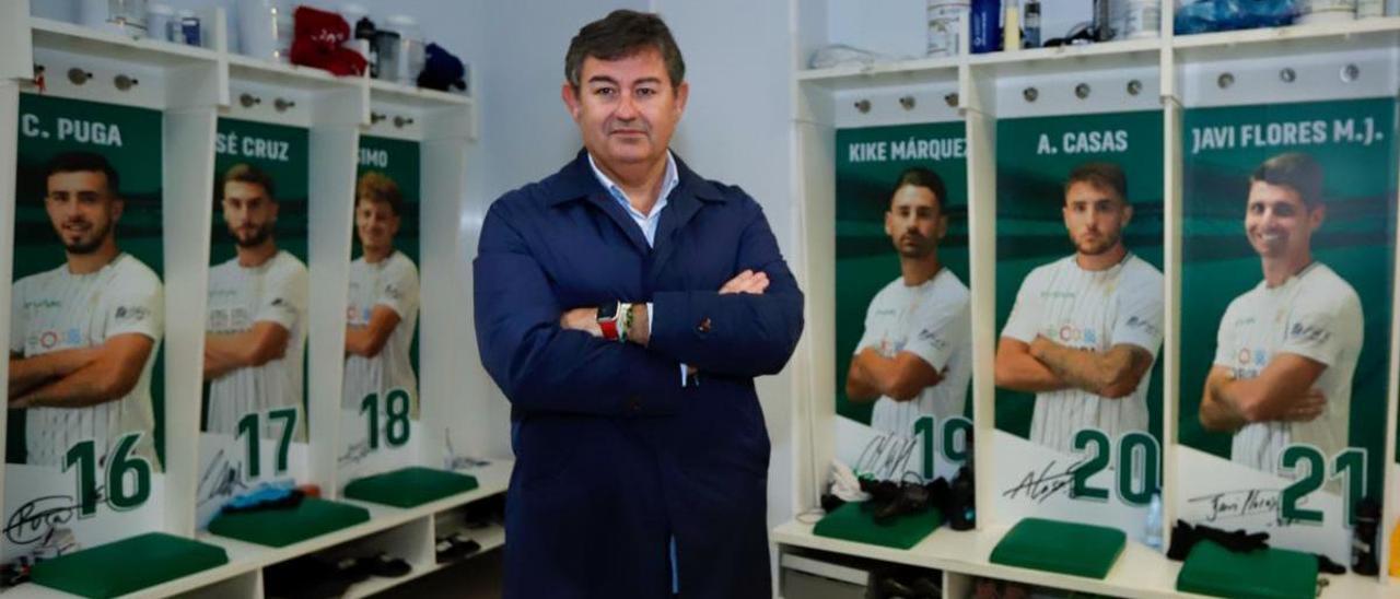 Javier González Calvo, en el vestuario del Córdoba CF, con la imagen de José Cruz o Carlos Puga, entre otros, a sus espaldas.