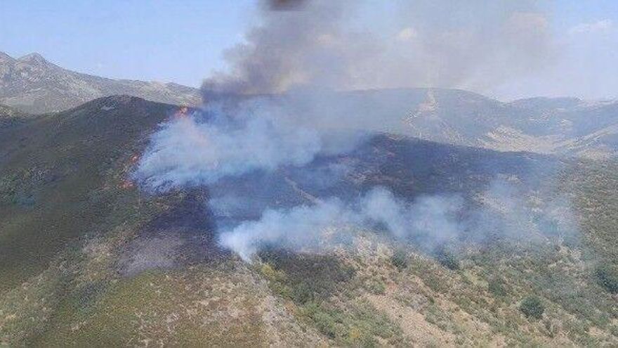 El fuego llega a Las Médulas, Patrimonio de la Humanidad, y obliga a desalojar a 800 vecinos