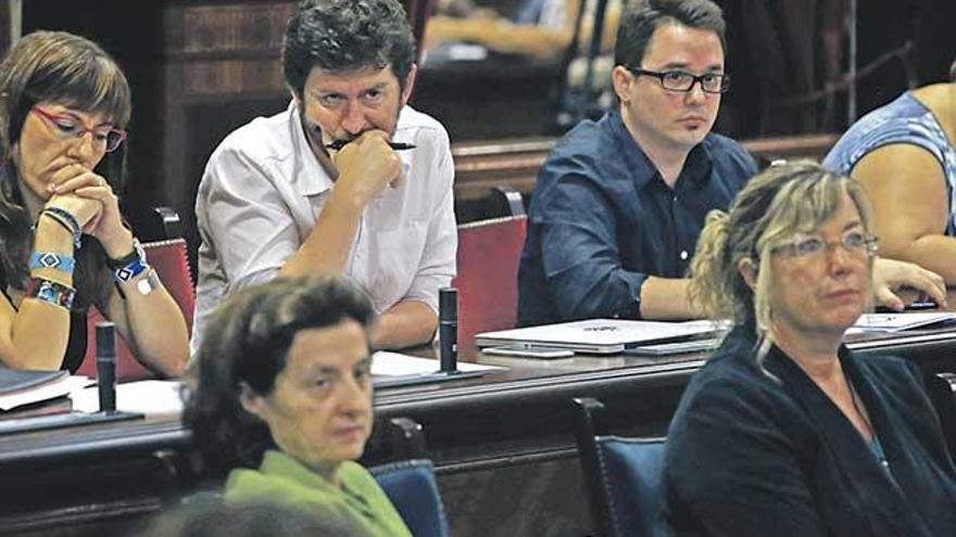 Fina Santiago (Més) y Patricia Gómez ( PSOE) están negociando la exigencia del catalán.