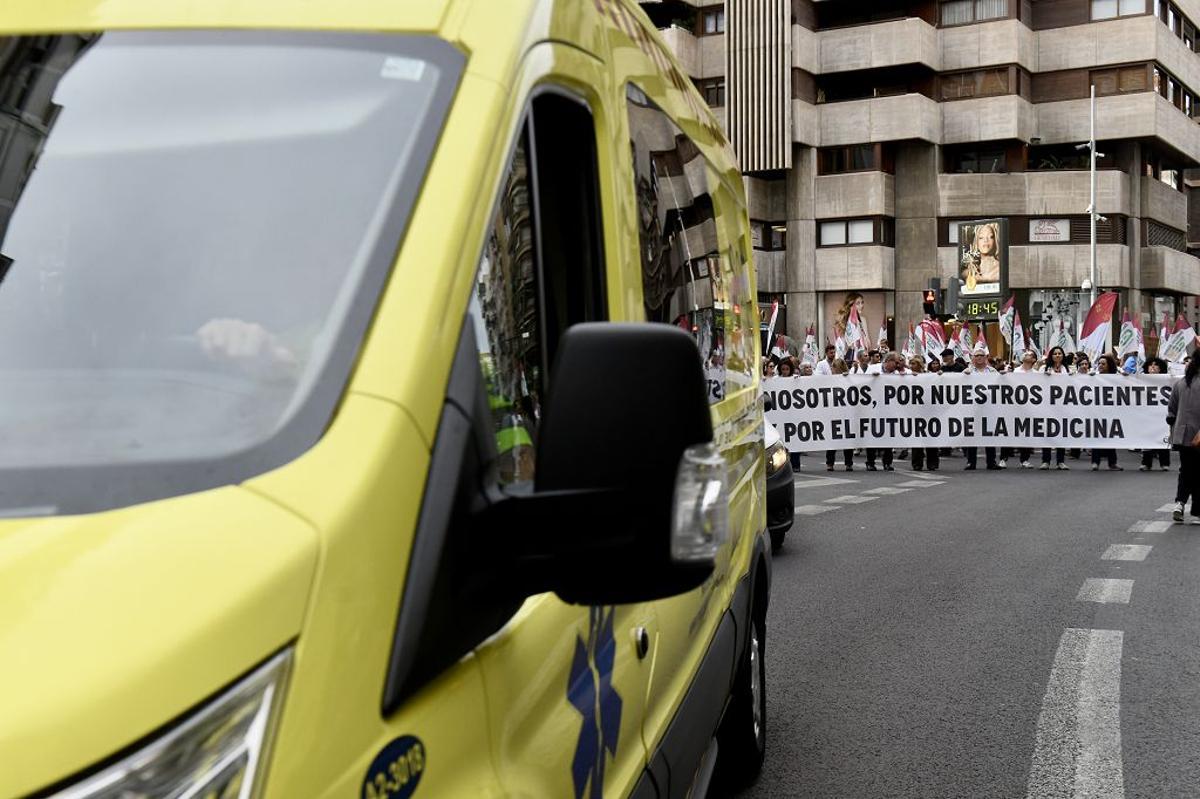 Las imágenes de la protesta de médicos contra el Estatuto Marco este miércoles en Murcia
