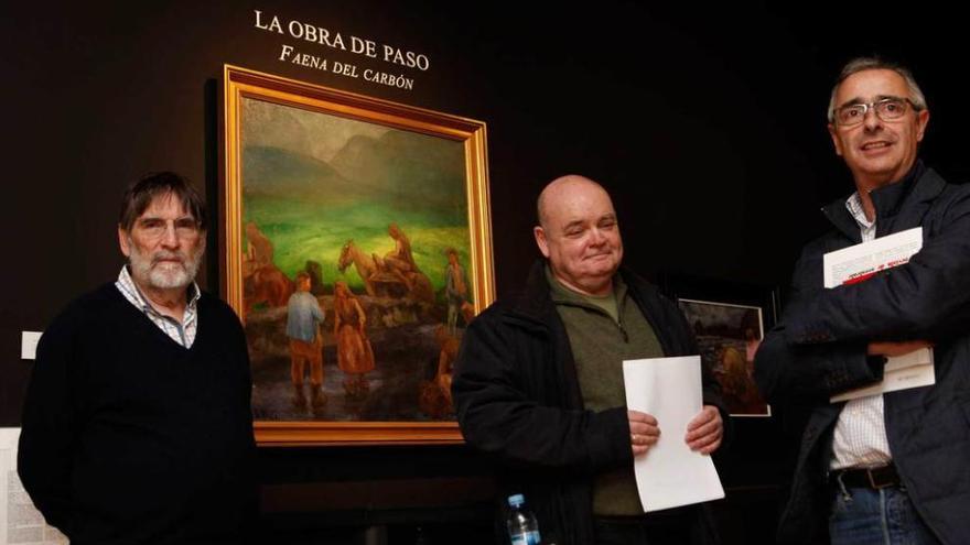 Por la izquierda, Basagoiti, Zapico y Carretero, ayer, con el óleo &quot;Faena del carbón&quot;.