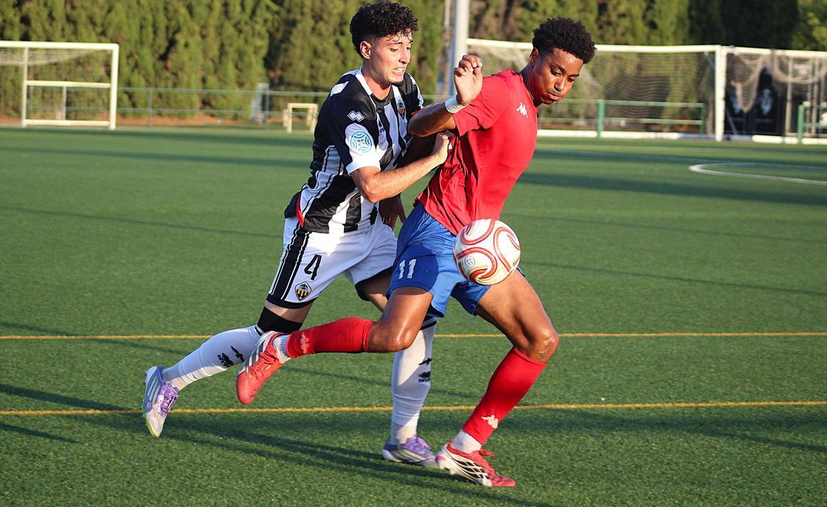 El central vallisoletano Iago Parentey tuvos sus primeros minutos con el Castellón B.