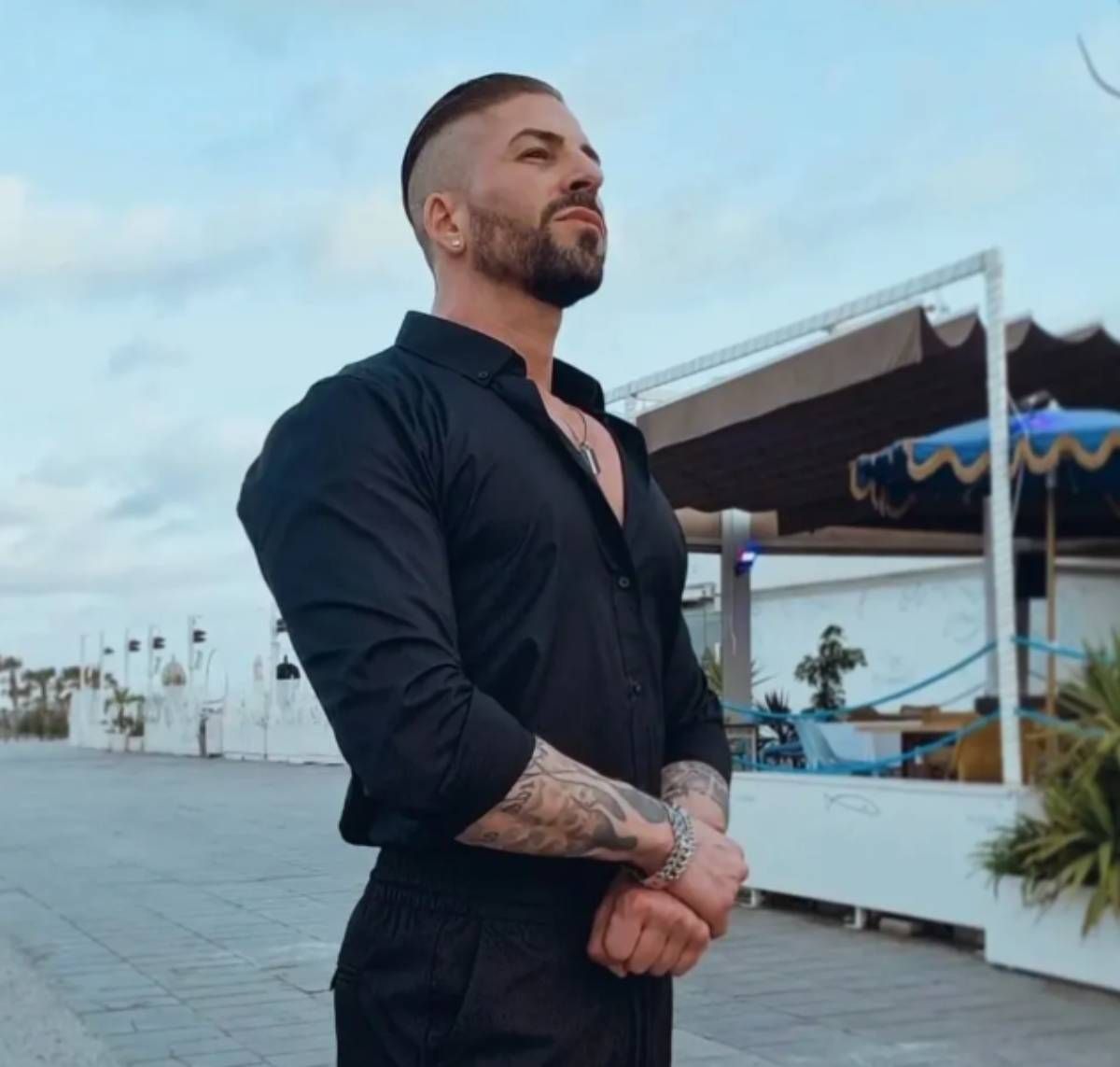 Labrador es portero de discoteca, alejado de la televisión y los focos.