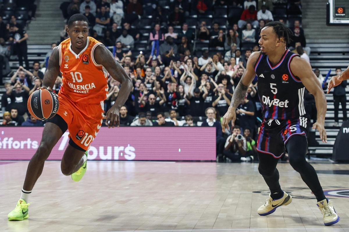 Paris (France), 13/11/2025.- Justin Robinson (R) of Paris Basket and Omari Moore (L) of Valencia Basket Club in action during the Euroleague Basketball match between Paris Basketball and Valencia Basket Club in Paris, France, 13 November 2025. (Baloncesto, Euroliga, Francia) EFE/EPA/Mohammed Badra