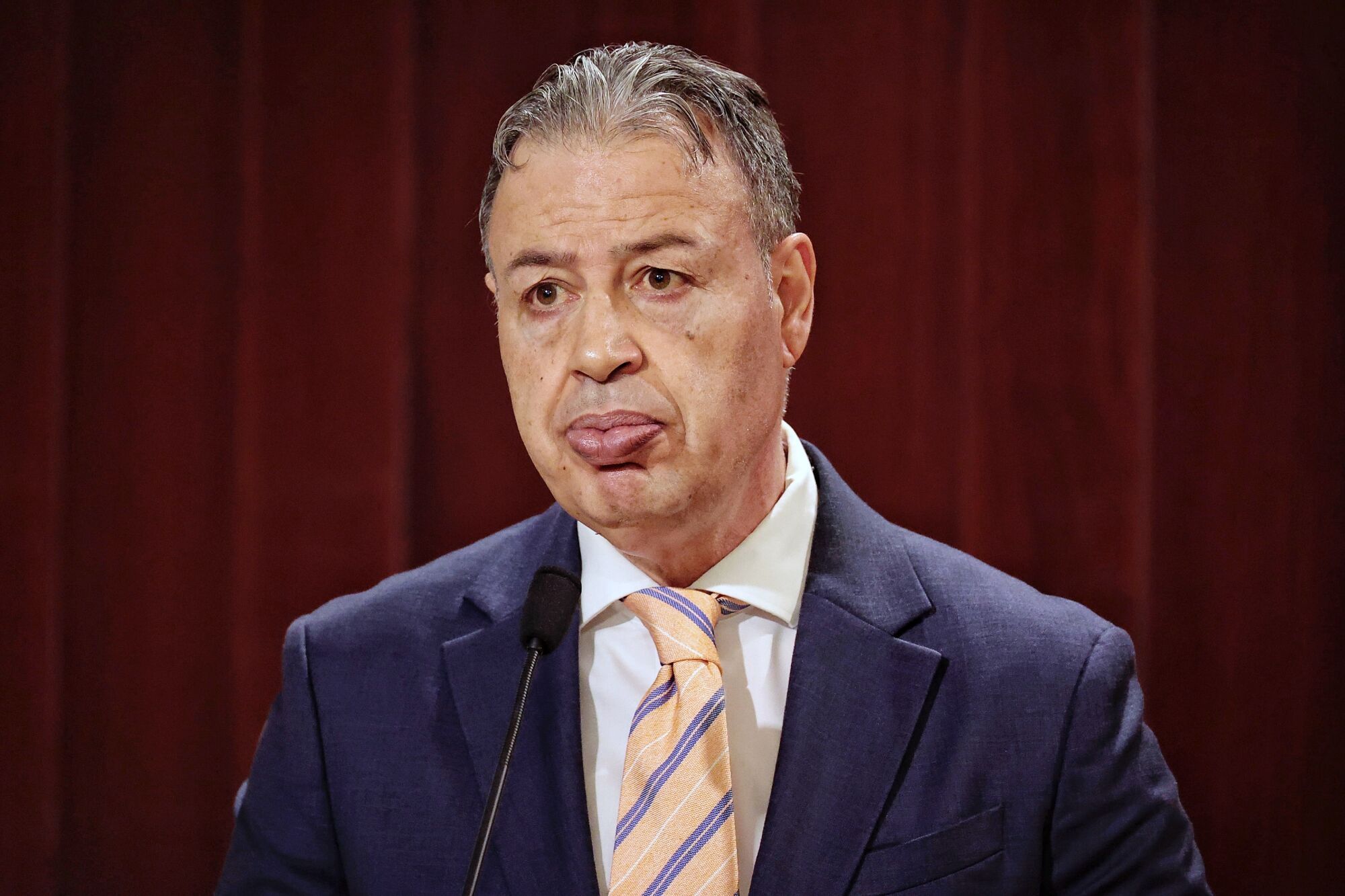 El presidente de Canarias, Fernando Clavijo, y su homóloga en el Cabildo de Tenerife, Rosa Dávila, firman un convenio de cooperación en materia de vivienda.

