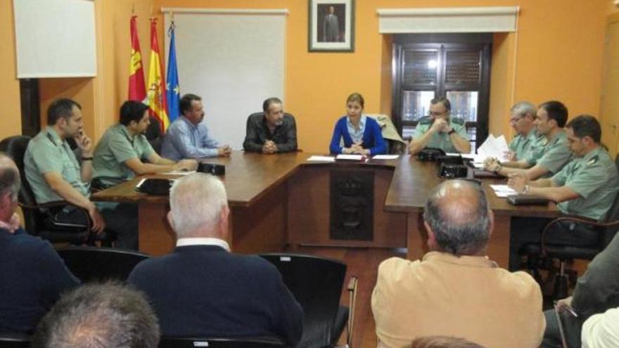 La subdelegada del Gobierno y mandos de la Guardia Civil durante la reunión celebrada ayer en Bermillo con alcaldes.