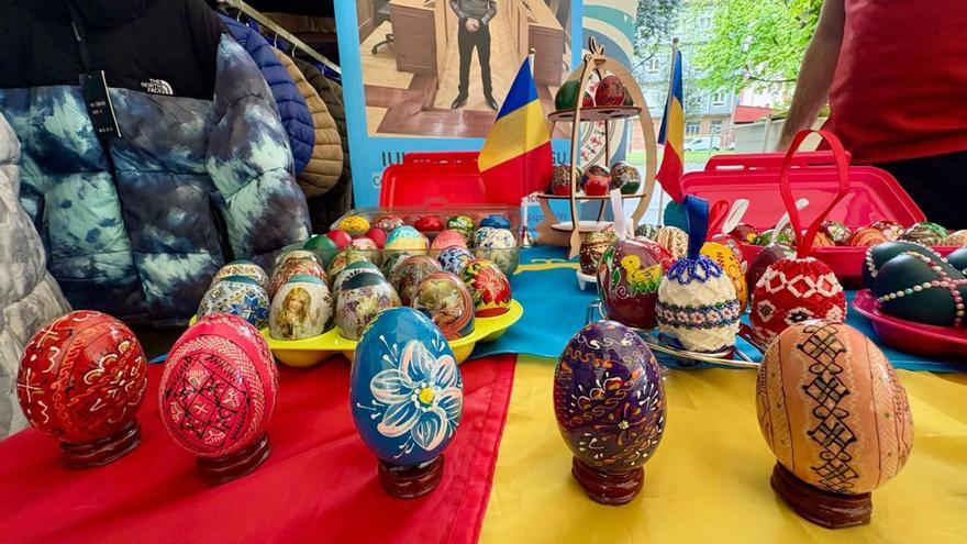 Sobre estas líneas, distintos huevos de Pascua rumanos. A la izquierda, Julián de Transilvania mostrando dos de las piezas. | D. O.