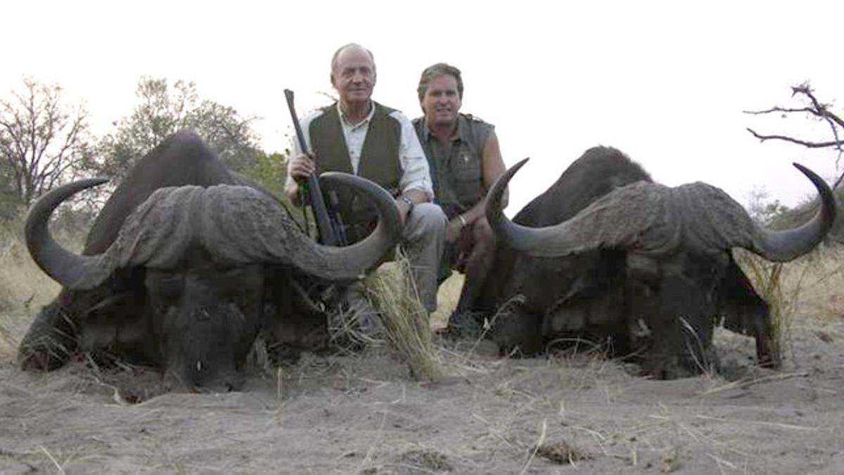Juan Carlos junto a Jeff, propietario de Rann Safaris, junto a dos búfalos muertos en el safari