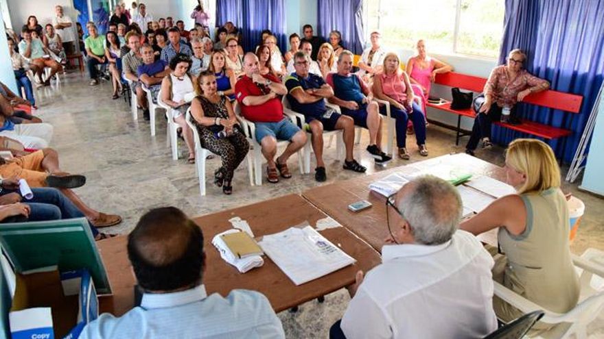 Instante de la asamblea informativa de la Plataforma de Afectados por la Ley Turística en Playa del Águila.