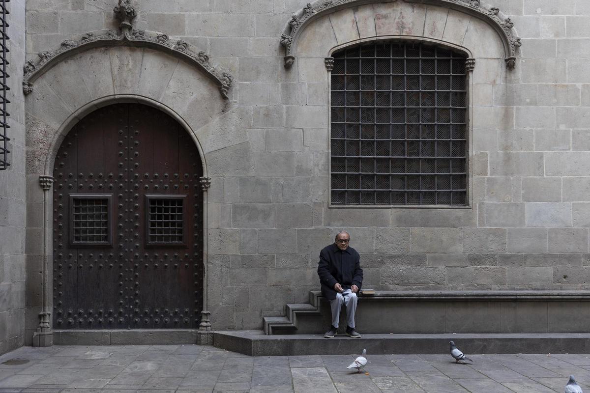 Mutilaciones del siglo XX en la fachada del Ayuntamiento en la calle Ciutat, que era la principal antes de abrise la plaza Sant Jaume